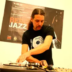 Фото артиста: DJ Olive