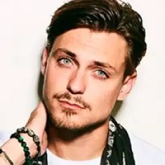 Фото артиста: Julian Jordan