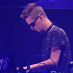 Robin Schulz — Love Me A Little